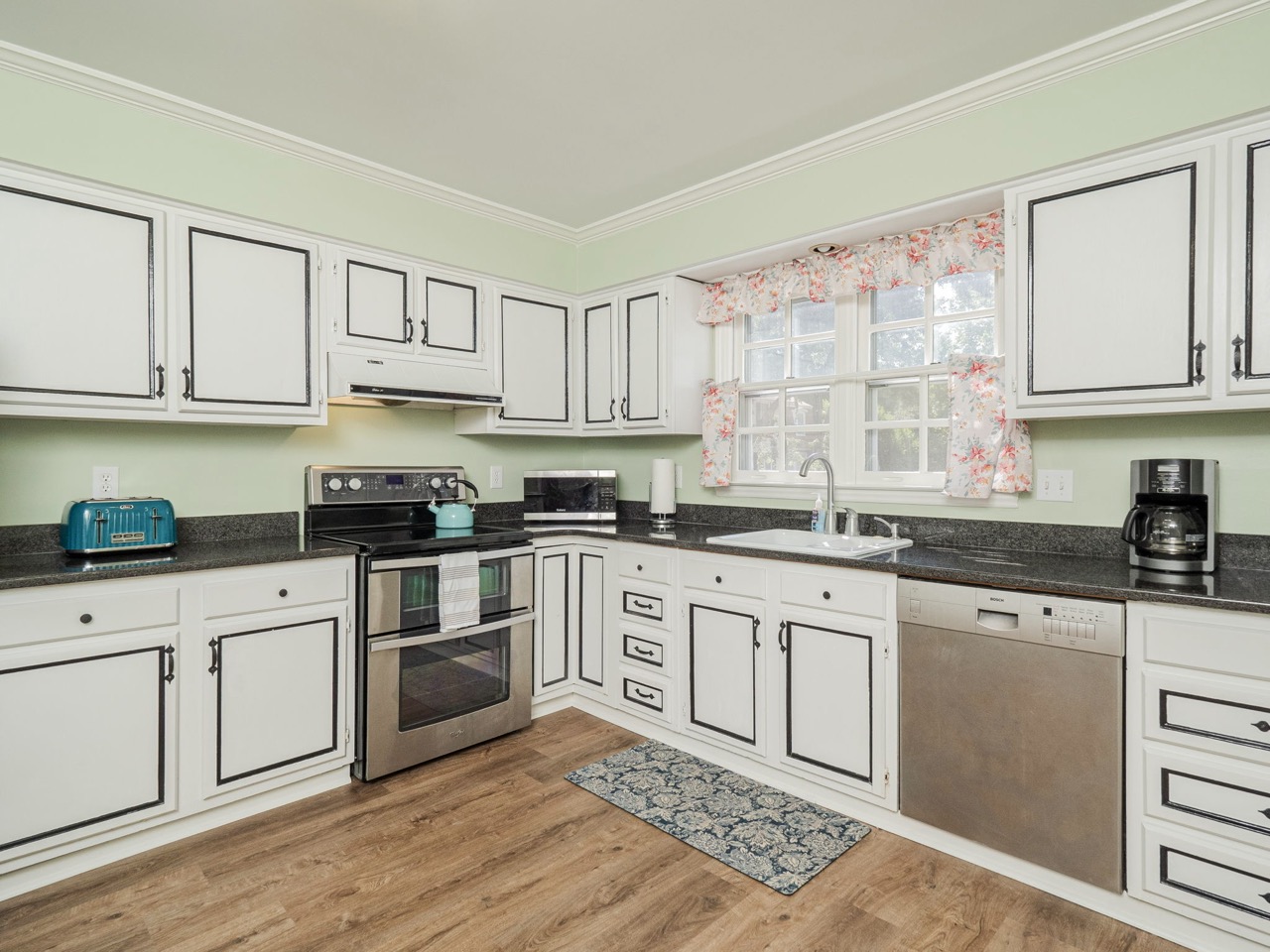 The Cary House full kitchen
